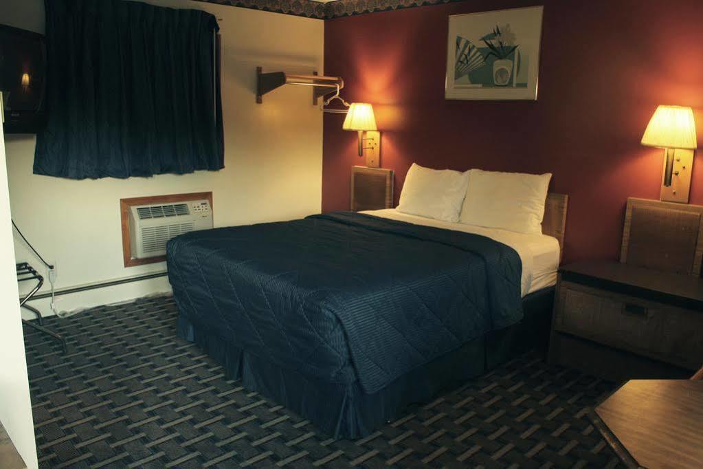Budget Host Inn Fridley Экстерьер фото